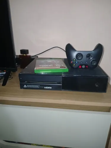 Xbox One 500gb + Controle + Resident Evil 2 remake