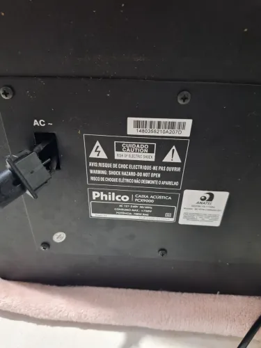 Caixa de som Bluetooth com vidro quebrado