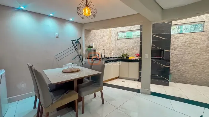 Casa geminada com 3 quartos à venda no Santa Amélia