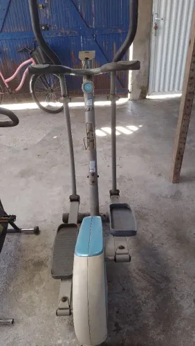Vende se Duas máquinas de exercícios de academia