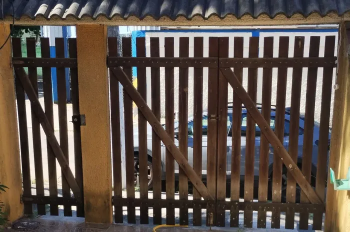 Portão de garagem 2 folhas e portão social de madeira