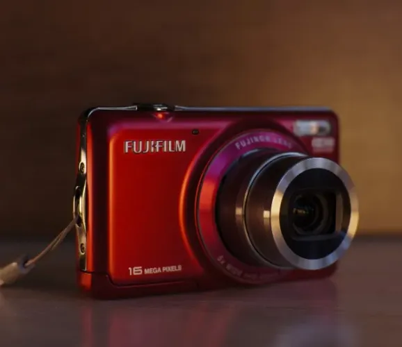 Câmera FUJIFILM JX425 vermelha completa na caixa
