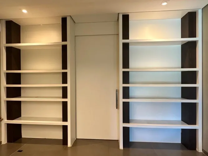Estante com porta de correr