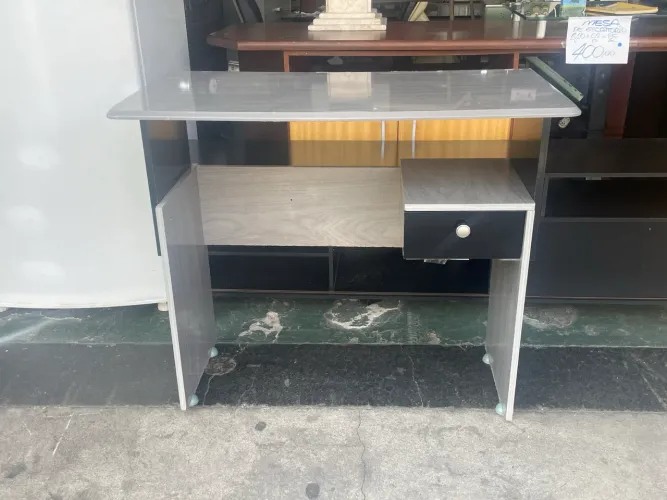 Escrivaninha com uma gaveta 