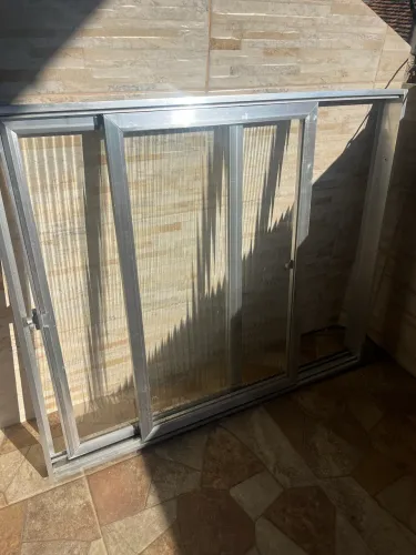 Vende se janela esquadria de alumínio