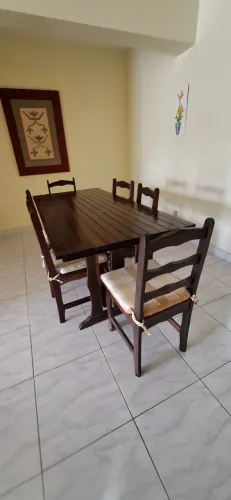 Mesa de madeira 1.80  com 6 cadeiras 