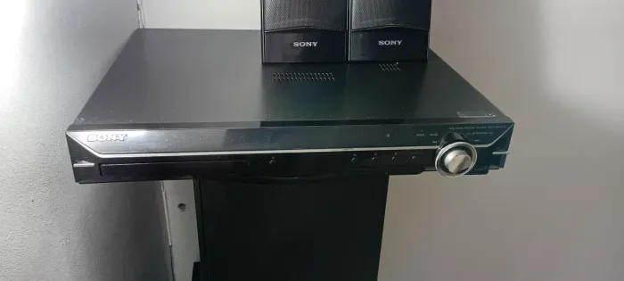 Estou vendendo homy thitter marca SONY funcionando perfeitamente com controle 2 caixas sub