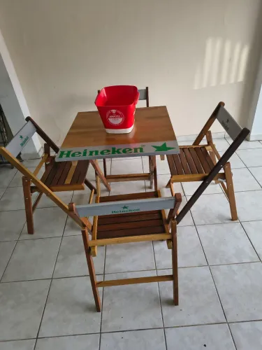 Conjunto de mesa e cadeiras personalizadas 