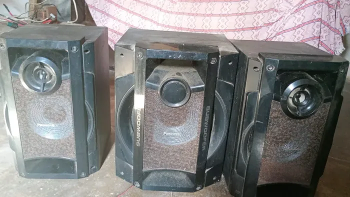 Vende se três caixas de som Panasonic 