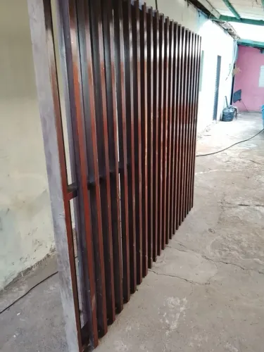 ?Painel ripado de madeira usado em ótimo estado?