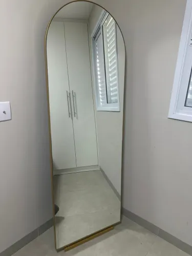 Espelho com moldura dourada