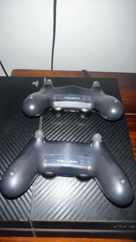 PlayStation 4 500gb - 2 Manets