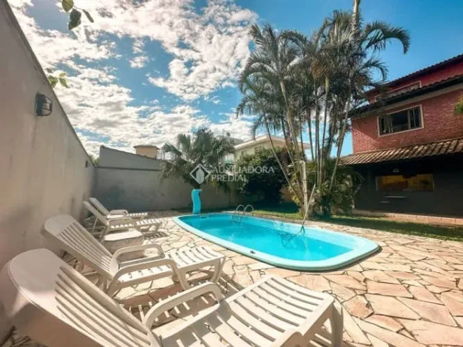 Casa 4 Dormitórios com Piscina a 800m da Praia | Campeche
