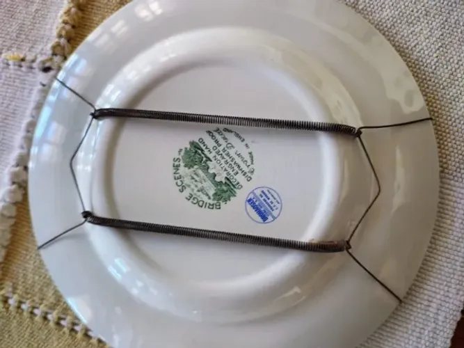 Prato inglês decorativo de parede da marca Ridgway, inscrição "Dishwasher Proof"