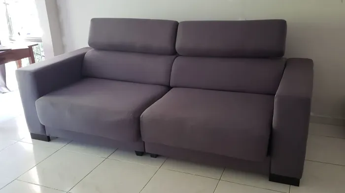 Sofá-cama elegante semi-novo