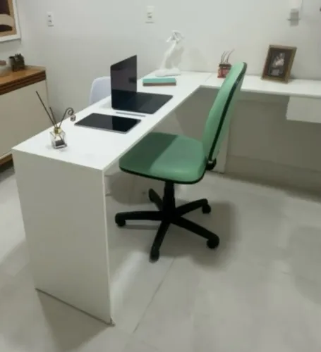 mesas em L na cor branca, planejada com uma gaveta