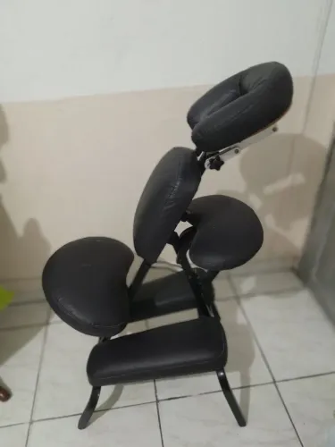 Vende uma cadeira quicki usada e uma maca legno na caixa nunca usada.