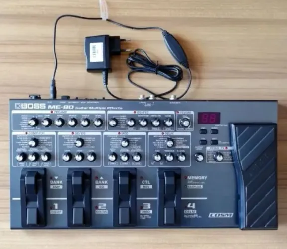 Pedaleira Boss me-80