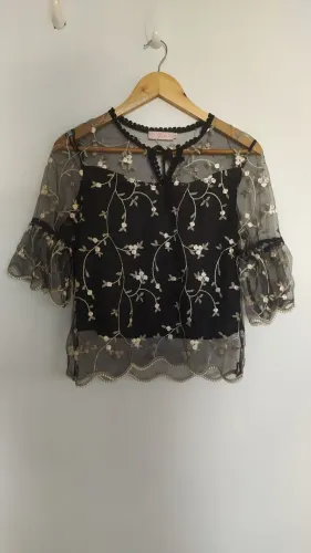 Blusa de tule floral preta Tam P