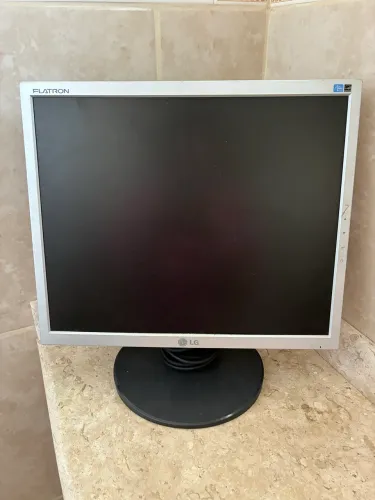 Monitor LG Flaton Modelo L1752S valor 80,00