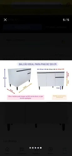 Balcão/armário de cozinha com prateleira.