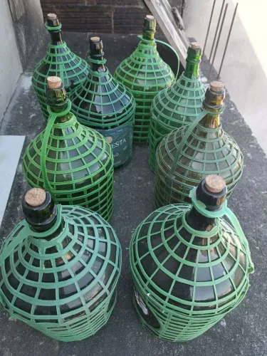Vendo 08 garrafão de vinho 5 litros vazio