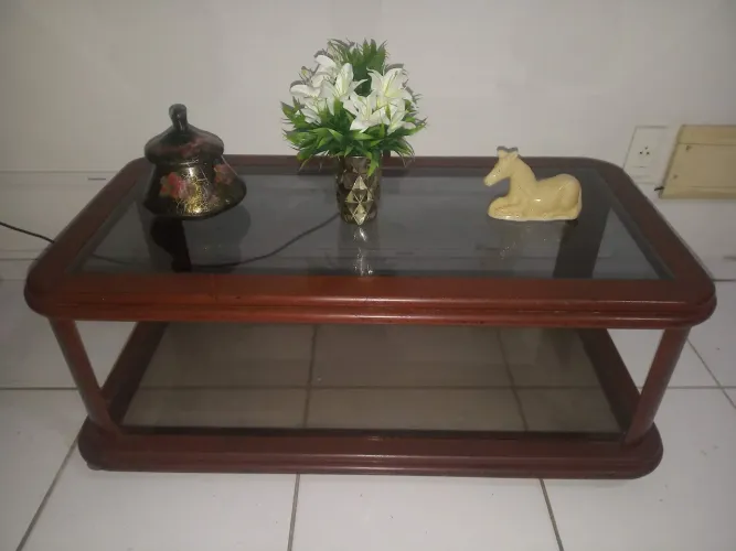 Mesa de centro de madeira e tampo de vidro com rodinhas
