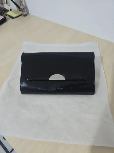 ?Bolsa Clutch Festa Verniz Preto com Alça de Corrente - Impecável