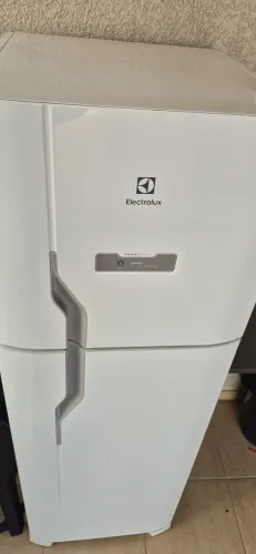 Geladeira Electrolux DFN41 371L Frost Free, muito conservada