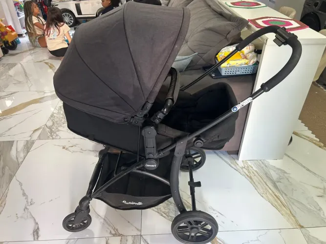 Carrinho de bebê com bebê conforto
