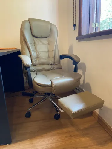 Vendo cadeira de escritório com apoio para pernas por 450