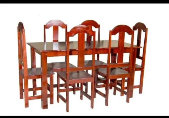 Mesa de madeira com 4 e 6 lugares