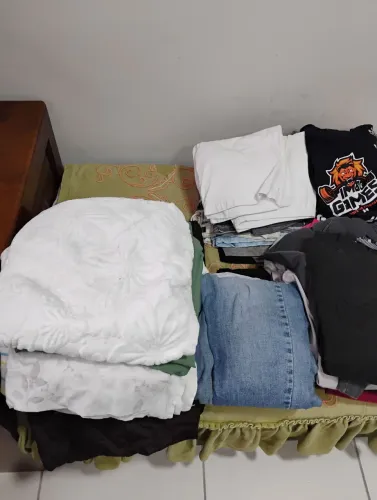 Várias peças de roupas variadas 