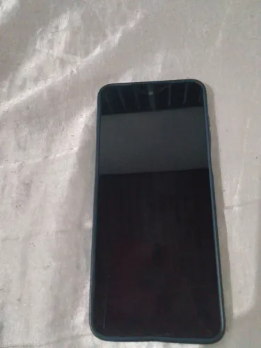 Troco celular moto g23 único "defeito" e a câmera traseira está trincada 