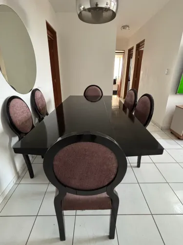 Mesa em madeira maciça 