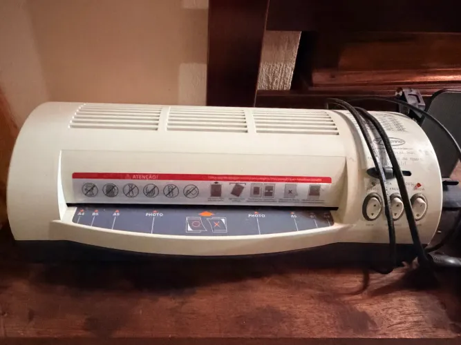 Vende-se essa Plastificadora Menno A4 (Modelo 2401)