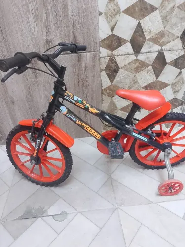 Bicicleta Infantil Colli Spinossauro Aro 16 na cor preto e laranja.