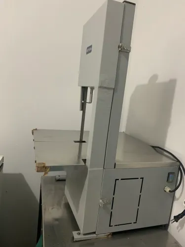 Vende-se uma máquina Serra da marca nervosa