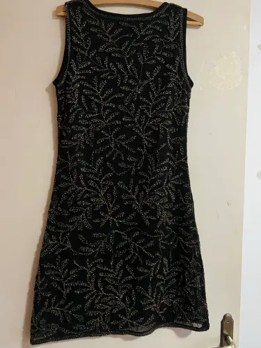 Vestido de festa preto com bordado em dourado 