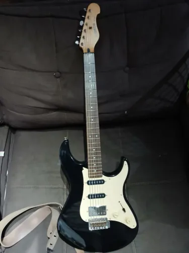 Guitarra Yamaha EG112