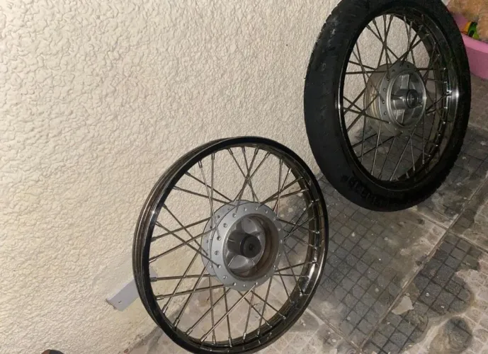 Aros 150 raiado em excelente estado acompanha pneu traseiro