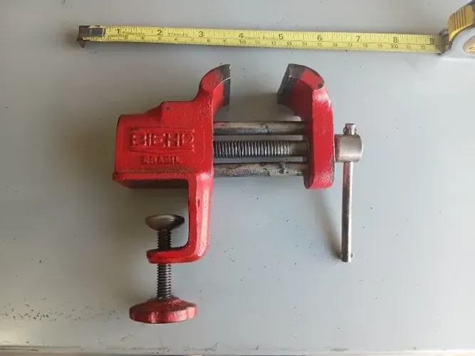 Morsa de Bancada Biehl 40 mm (1½") - Parafusável ou com Grampo