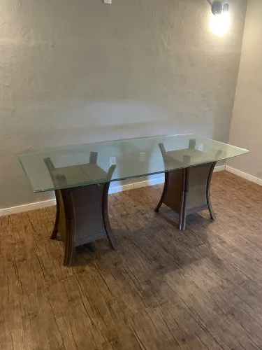 Mesa de vidro e madeira