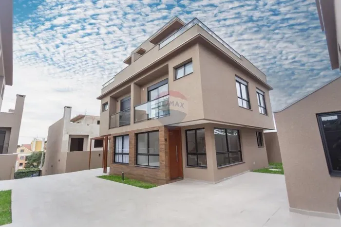 Sobrado Novo no Tingui | 3 e 4 Suítes | Terraço 36 m² | Até 5 Vagas | Próximo ao Parque Ba
