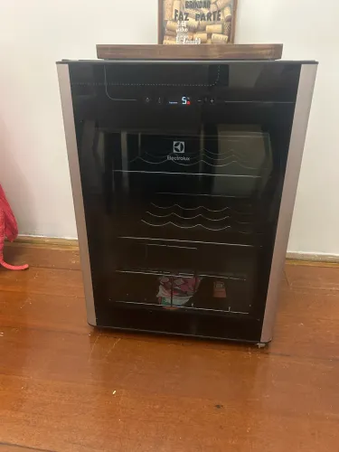 Adega Electrolux 24 garrafas 