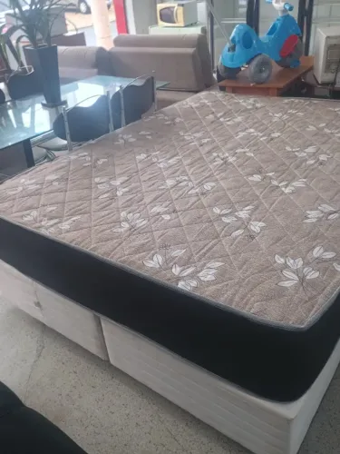 Cama Queen ótimo novinha
