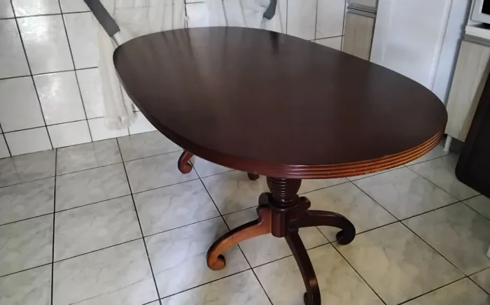 Mesa de jantar em madeira