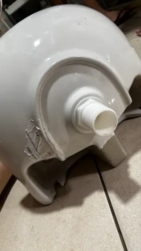 Pia de porcelana e torneiras novas