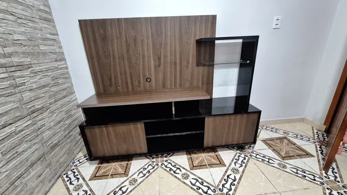 Rack com painel usado, em ótimo estado de conservação.