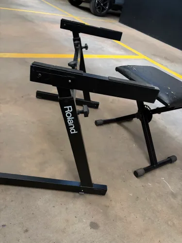 Suporte stand de teclado ou piano digital em formato Z Roland KS-11Z com banco